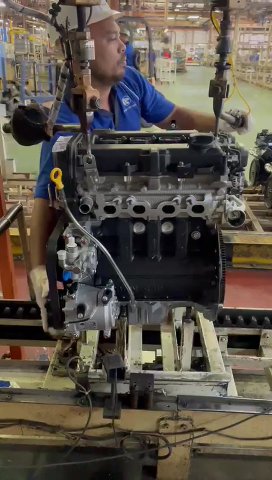 Ovity manipulator lifting an engine off the line